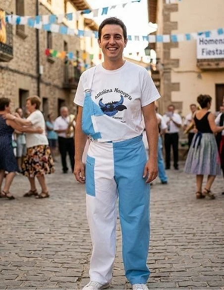 Petos y pantalones peñistas